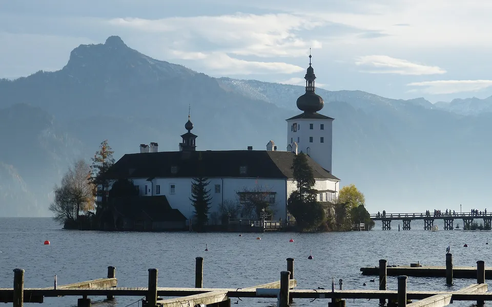 Foto: Wolfgang Sauber (CC BY-SA 4.0) Seeschloss Ort im Traunsee bei Gmunden