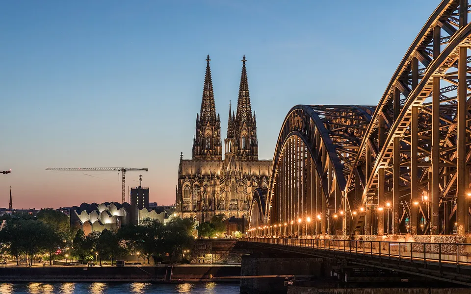 Foto: Raimond Spekking (CC BY-SA 4.0) Kölner Dom und Hohenzollernbrücke zur blauen Stunde