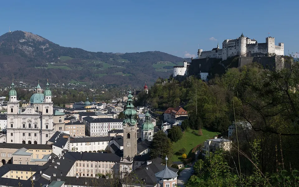 Foto: Uoaei1 (CC BY-SA 4.0) Salzburger Altstadt mit der Festung Hohensalzburg